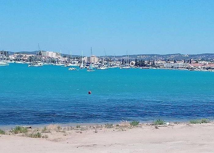 Artemis Bay Apartments Near Sea And Airport Buitenkant foto
